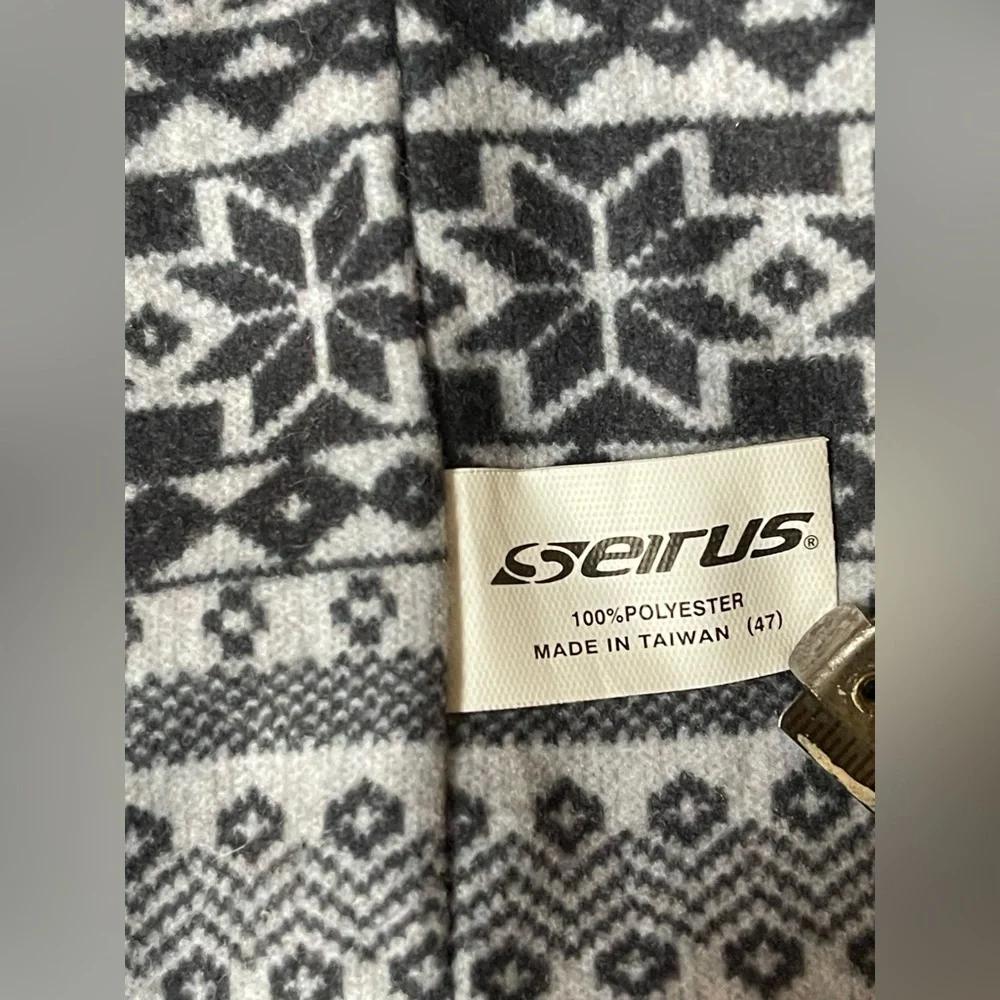 Seirus Innovatio Youth Black/White Cold weather/Ski Face Mask. Great Condition.